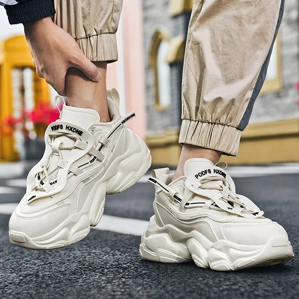 Tênis off-white de solado alto com cadarço em faixa