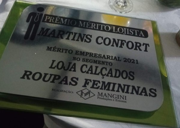 Placa do Prêmio Mérito Lojista, segmento loja de calçados e roupas femininas