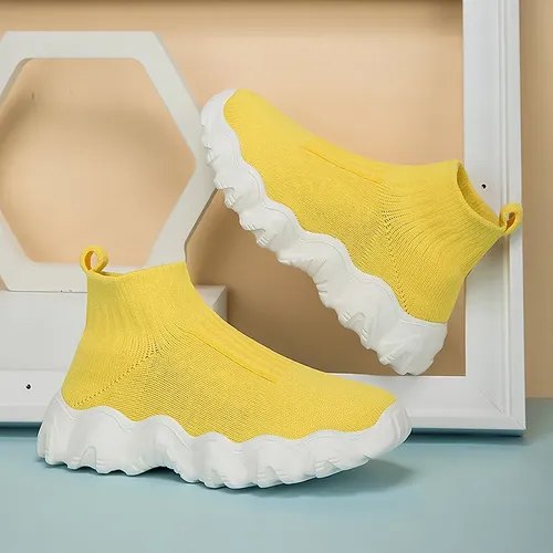 Tênis de malha amarelo estilo meia com solado branco